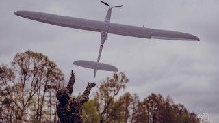 Ćwiczenia wojskowe "Struga-24" z udziałem żołnierzy 4 Warmińsko-Mazurskiej Brygady Obrony Terytorialnej. Na zdjęciu operator rozpoznawczego bezzałogowca WB FlyEye.