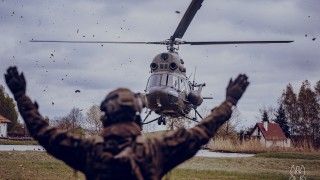 Ćwiczenia wojskowe "Struga-24" z udziałem żołnierzy 4 Warmińsko-Mazurskiej Brygady Obrony Terytorialnej. Na drugim planie śmigłowiec Mi-2.
