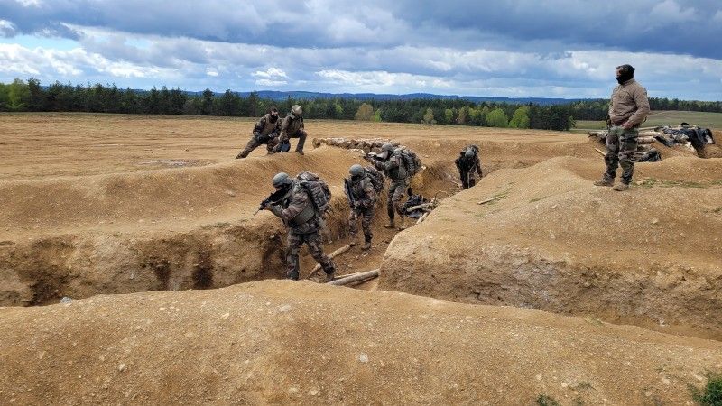 Francuscy instruktorzy szkolą ukraińskich żołnierzy w zdobywaniu okopów przeciwnika (2024 r.)