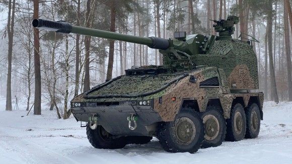Armatohaubica samobieżna RCH 155 na podwoziu kołowego transportera opancerzonego Boxer.