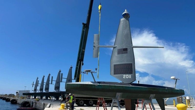 Bezzałogowe pojazdy nawodne Saildrone Voyager znajdujące się na wyposażeniu bazy morskiej Naval Station Key West na Florydzie. Zdjęcie z 13 września 2023 roku