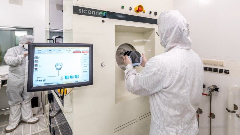 W laboratorium Centrum Zaawansowanych Materiałów i Technologii CEZAMAT PW wykonywane są procesy chemiczne niezbędne do produkcji półprzewodników.