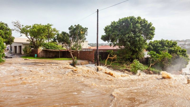 Droga w Afryce zalana brązową wodą