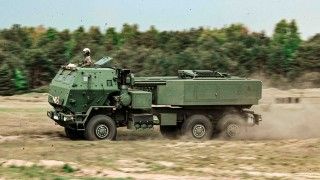 Ćwiczenia artylerzystów z 1 Mazurskiej Brygady Artylerii na wyrzutniach rakiet M142 HIMARS w CSAiU w Toruniu.