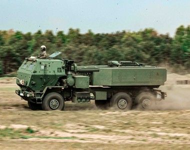 Ćwiczenia artylerzystów z 1 Mazurskiej Brygady Artylerii na wyrzutniach rakiet M142 HIMARS w CSAiU w Toruniu.