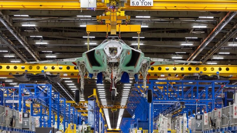 Pierwszy polski F-35A, płatowiec o oznaczeniu AZ-01, na linii montażowej w fabryce Lockheed Martin w Fort Worth w stanie Teksas.