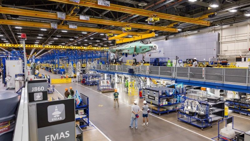 Pierwszy polski F-35A, płatowiec o oznaczeniu AZ-01, na linii montażowej w fabryce Lockheed Martin w Fort Worth w stanie Teksas.