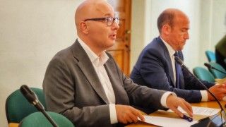 Robert Kropiwnicki i Borys Budka podczas konferencji, za stołem