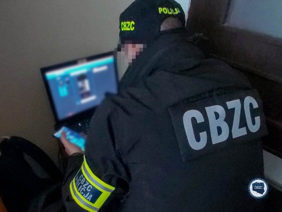 Centralne Biuro Zwalczania Cyberprzestępczości zatrzymało 18 osób, które działały w zorganizowanej grupie przestępczej, podszywającej się pod bankowców.