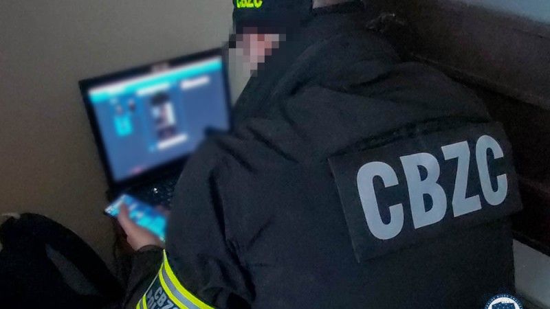 Centralne Biuro Zwalczania Cyberprzestępczości zatrzymało 18 osób, które działały w zorganizowanej grupie przestępczej, podszywającej się pod bankowców.