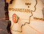 pinezka z flagą Afganistanu wbita w drewnianą mapę regionu