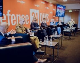 Prelegenci na panelu dyskusyjnym "Wnioski z wojny na Ukrainie: jak ewoluuje współczesne środowisko walki" poczas Defence24 Days 2024.