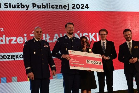 Orzeł Służby Publicznej trafił w ręce komisarza Andrzeja Żuławińskiego.