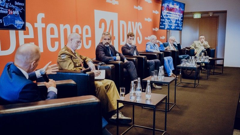 Prelegenci na panelu dyskusyjnym "Wnioski z wojny na Ukrainie: jak ewoluuje współczesne środowisko walki" poczas Defence24 Days 2024.