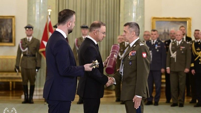 Prezydent Duda przekazuje akt nominacyjny na stopień generała Sławomirowi Wojciechowskiemu