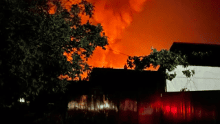 łuna pożaru na nocnym niebie w Rosji