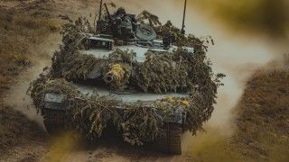 Czołg M1A1FEP Abrams z 1 Warszawskiej Brygady Pancernej na Poligonie Drawskim podczas ćwiczeń Defender 24.