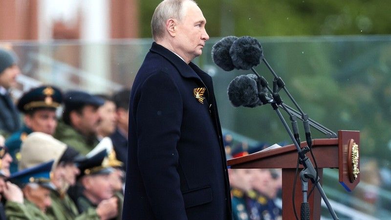 Putin w czasie parady nie wyglądał na świętującego zwycięstwo