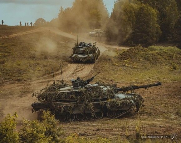 Ćwiczenia Immediate Response 24 z udziałem żołnierzy z Polski, Stanów Zjednoczonych i Wielkiej Brytanii. Na zdjęciu czołgi M1A1FEP Abrams z 1 Warszawskiej Brygady Pancernej.