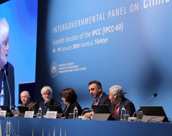 autorzy IPCC siedzący za stołem konferencyjnym
