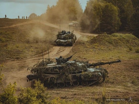 Ćwiczenia Immediate Response 24 z udziałem żołnierzy z Polski, Stanów Zjednoczonych i Wielkiej Brytanii. Na zdjęciu czołgi M1A1FEP Abrams z 1 Warszawskiej Brygady Pancernej.