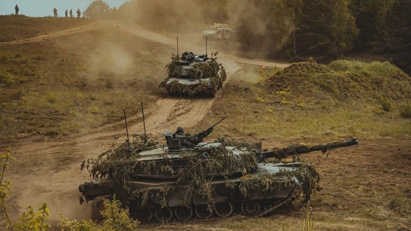 Ćwiczenia Immediate Response 24 z udziałem żołnierzy z Polski, Stanów Zjednoczonych i Wielkiej Brytanii. Na zdjęciu czołgi M1A1FEP Abrams z 1 Warszawskiej Brygady Pancernej.