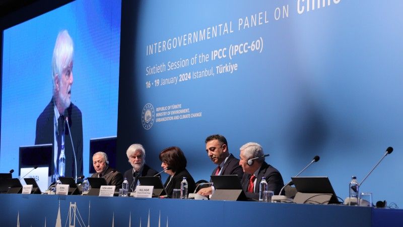 autorzy IPCC siedzący za stołem konferencyjnym