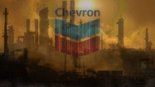 logo chevron na tle dymiących kominów