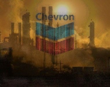 logo chevron na tle dymiących kominów