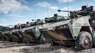 KTO Rosomak z wieżą ZSSW-30 na ćwiczeniu FEX-24 na poligonie w Nowej Dębie.