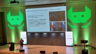 Dr Marina Krotofil (Kudelski Security) podczas prelekcji: „Wyzwania związane z obroną przemysłowych systemów sterowania w obszarze biznesu, polityki i zagrożeń”