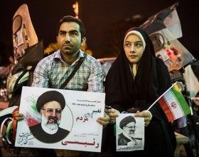 Zwolennicy Ebrahima Raisiego podczas kampanii wyborczej w Iranie w 2017 roku. Wówczas Raisi nie został wybrany spośród pięciu kandydatów w dwunastych wyborach prezydenckich w Islamskiej Republice.