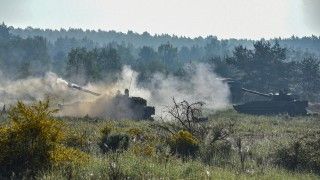 Aramatohaubice samobieżne 2S1 Goździk z 7 Pomorskiej Brygady Obrony Wybrzeża prowadzą ogień na poligonie podczas ćwiczeń Ryś-24.