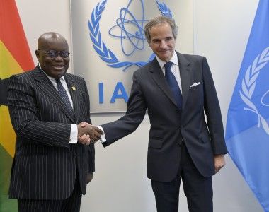 Mężczyźni ściskają sobie dłonie