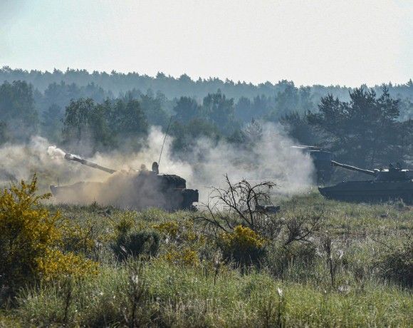Aramatohaubice samobieżne 2S1 Goździk z 7 Pomorskiej Brygady Obrony Wybrzeża prowadzą ogień na poligonie podczas ćwiczeń Ryś-24.