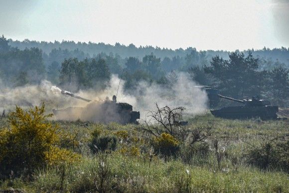 Aramatohaubice samobieżne 2S1 Goździk z 7 Pomorskiej Brygady Obrony Wybrzeża prowadzą ogień na poligonie podczas ćwiczeń Ryś-24.
