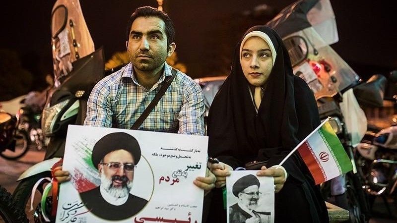 Zwolennicy Ebrahima Raisiego podczas kampanii wyborczej w Iranie w 2017 roku. Wówczas Raisi nie został wybrany spośród pięciu kandydatów w dwunastych wyborach prezydenckich w Islamskiej Republice.