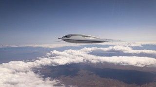 Prototyp bombowca strategicznego Northrop Grumman B-21 Raider podczas prób w bazie lotniczej Edwards.