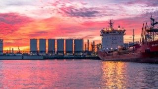 statek i zbiorniki na gaz o zachodzie słońca