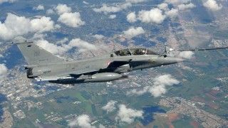 Francuski samolot bojowy Dassault Rafale z zamaskowanym pociskiem ASMPA-R zdolnym do przenoszenia głowicy jądrowej pobiera paliwo z latającej cysterny A330 MRTT.