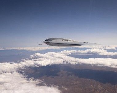 Prototyp bombowca strategicznego Northrop Grumman B-21 Raider podczas prób w bazie lotniczej Edwards.