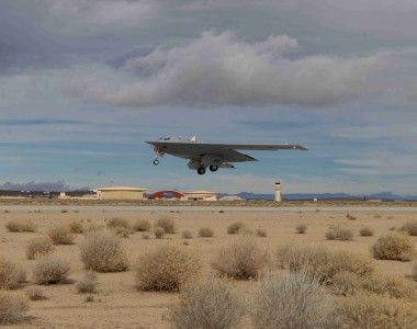 Prototyp bombowca strategicznego Northrop Grumman B-21 Raider podczas prób w bazie lotniczej Edwards.