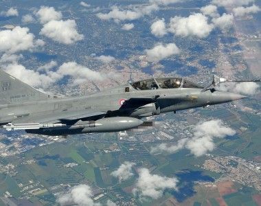 Francuski samolot bojowy Dassault Rafale z zamaskowanym pociskiem ASMPA-R zdolnym do przenoszenia głowicy jądrowej pobiera paliwo z latającej cysterny A330 MRTT.