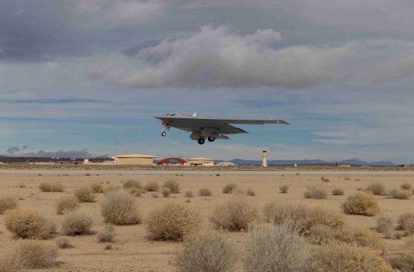 Prototyp bombowca strategicznego Northrop Grumman B-21 Raider podczas prób w bazie lotniczej Edwards.