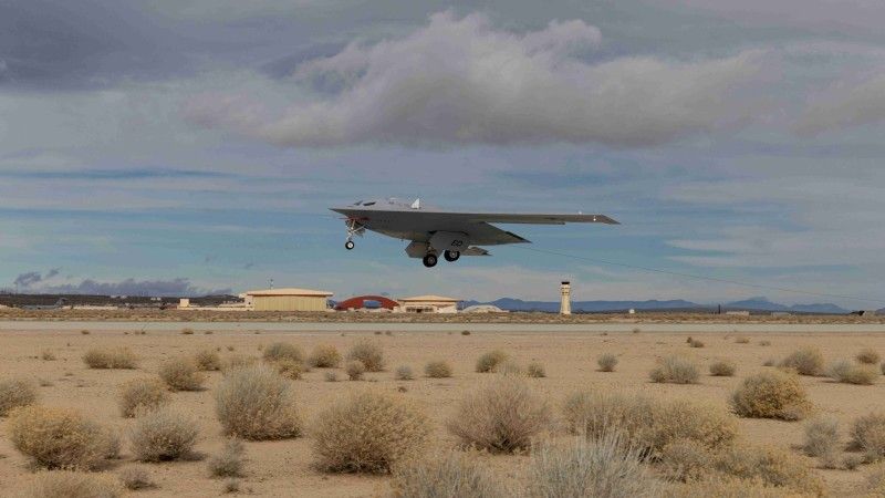 Prototyp bombowca strategicznego Northrop Grumman B-21 Raider podczas prób w bazie lotniczej Edwards.