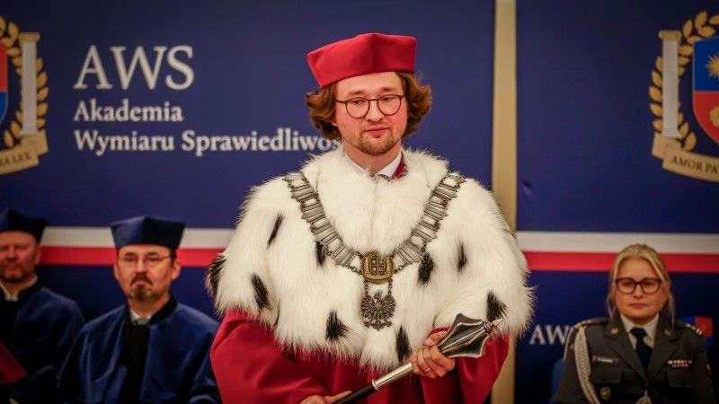 Na pierwszym planie dr Michał Sopiński - Rektor-Komendant Akademii Wymiaru Sprawiedliwości