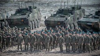 Żołnierze 21 Brygady Strzelców Podhalańskich podczas ćwiczeń FEX-24 na poligonie w Nowej Dębie. W tle KTO Rosomak różnych wariantów.