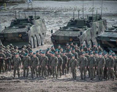 Żołnierze 21 Brygady Strzelców Podhalańskich podczas ćwiczeń FEX-24 na poligonie w Nowej Dębie. W tle KTO Rosomak różnych wariantów.