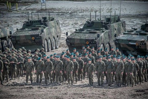 Żołnierze 21 Brygady Strzelców Podhalańskich podczas ćwiczeń FEX-24 na poligonie w Nowej Dębie. W tle KTO Rosomak różnych wariantów.