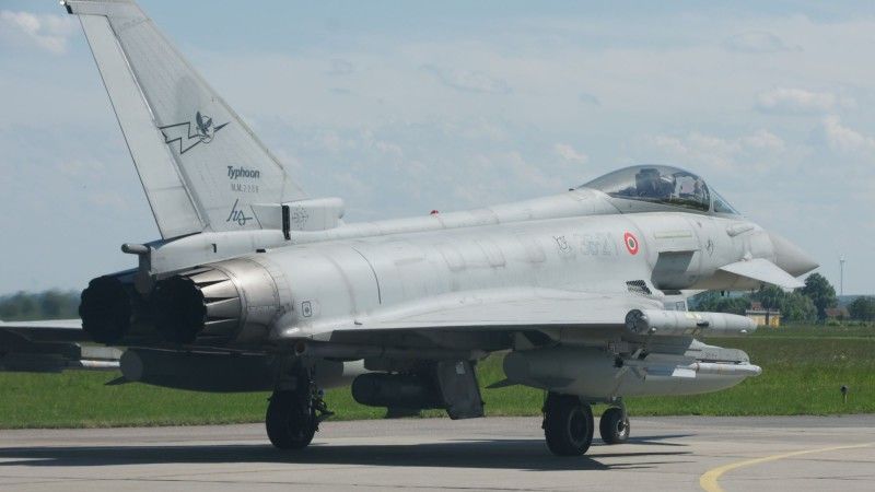 Włoski Eurofighter Typhoon kołuje na pas startowy.